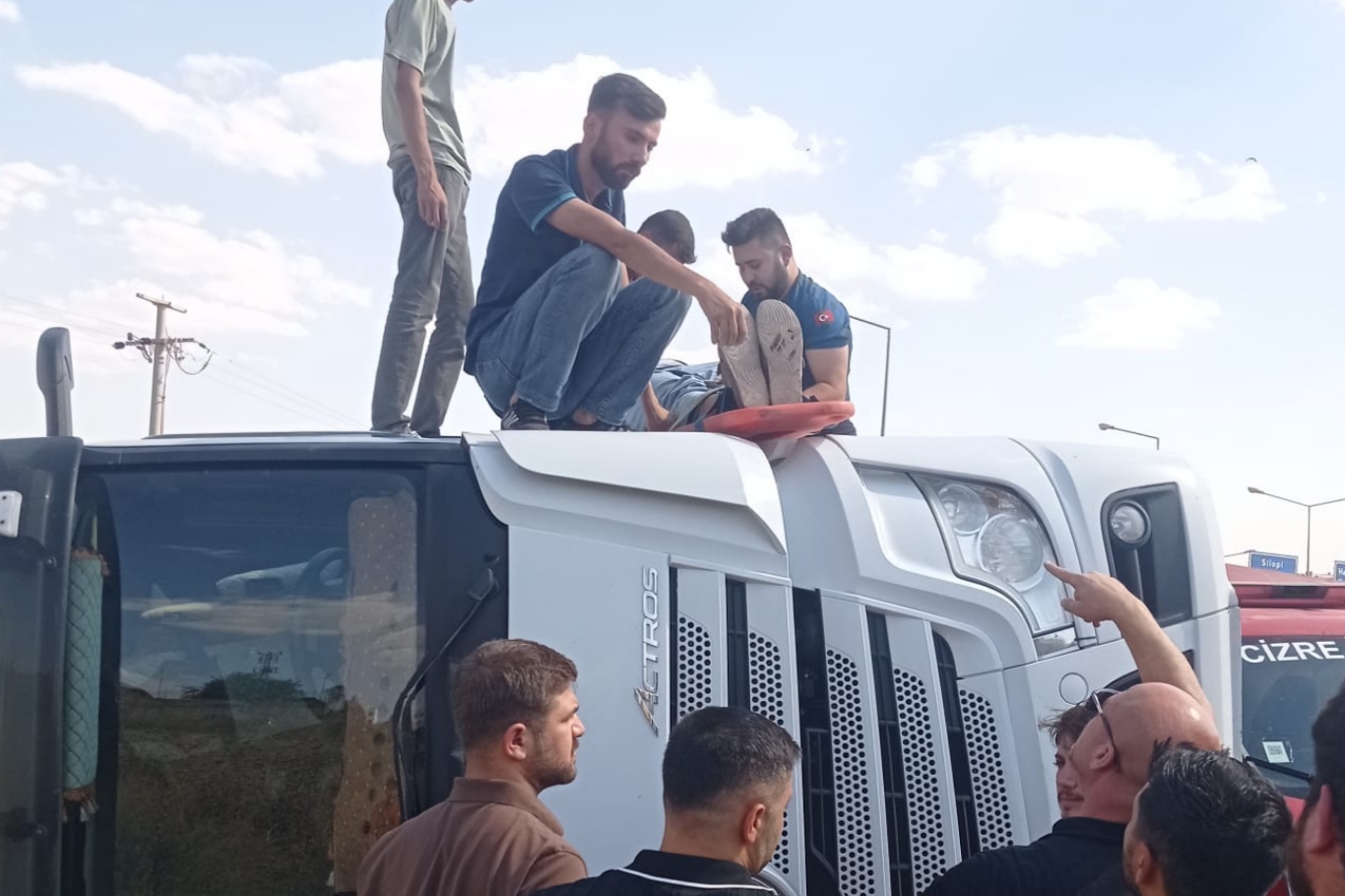 Cizre'de devrilen tırın sürücüsü yaralandı