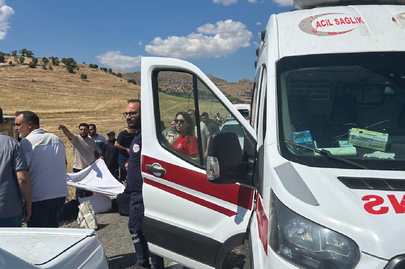 Diyarbakır'da belediye otobüsü ile otomobil çarpıştı: 3 yaralı