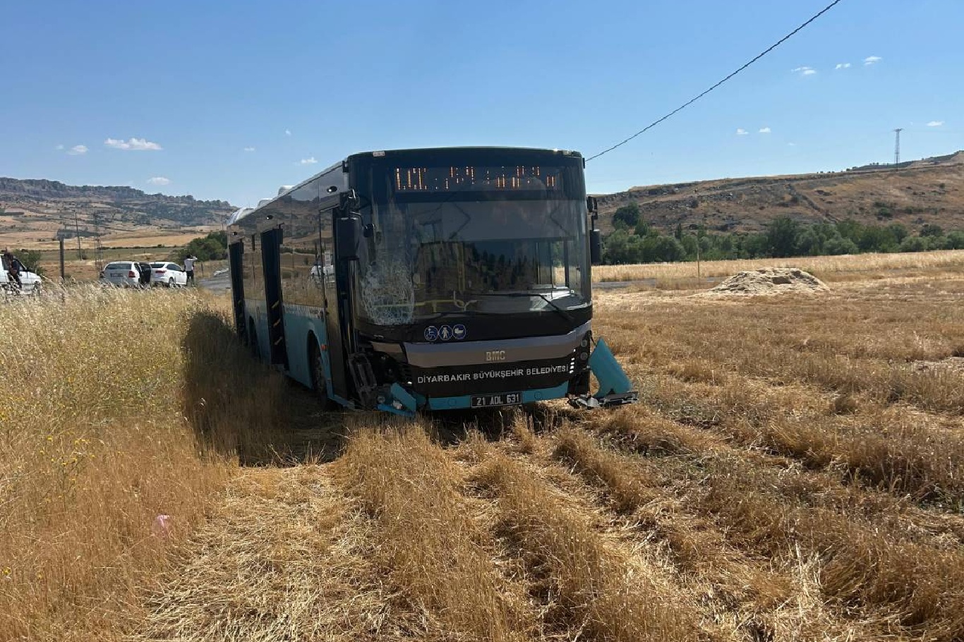 Diyarbakır'da belediye otobüsü ile otomobil çarpıştı: 3 yaralı