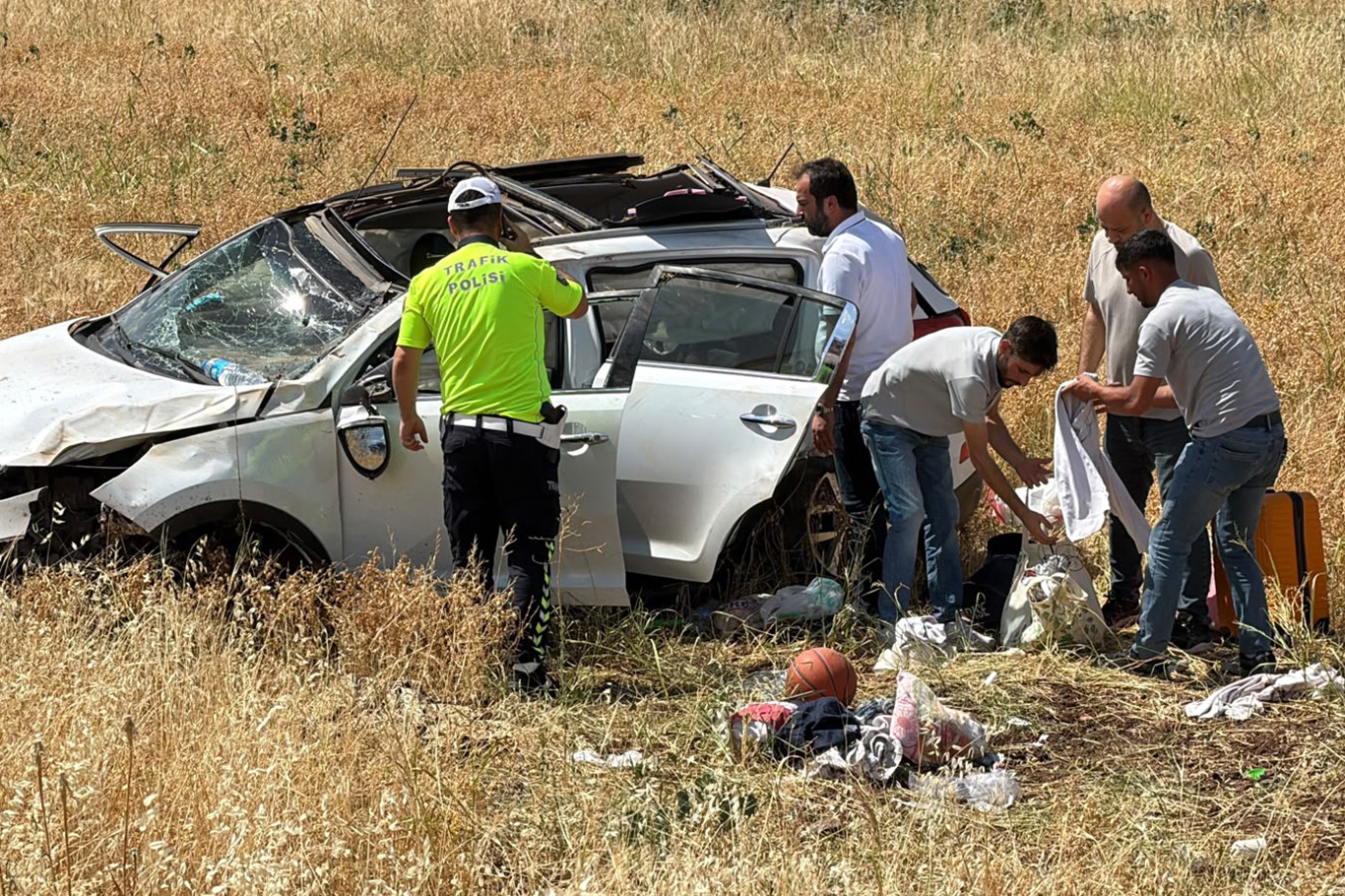Diyarbakır'da otomobil tarlaya uçtu: 1'i ağır, 5 yaralı