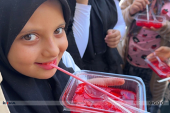 وقف محبي النبي يقدم الحلوى لمئات الطلاب في أضنة ضمن فعاليات المدرسة الصيفية