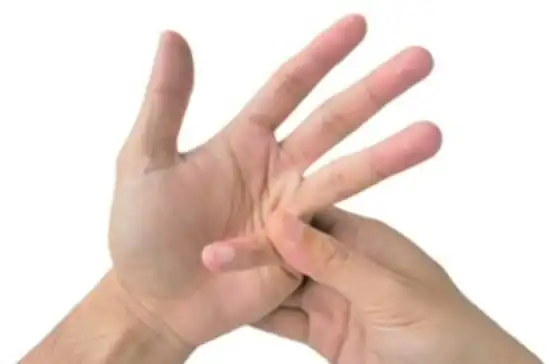 هل يجب التوقف عن طقطقة الأصابع؟