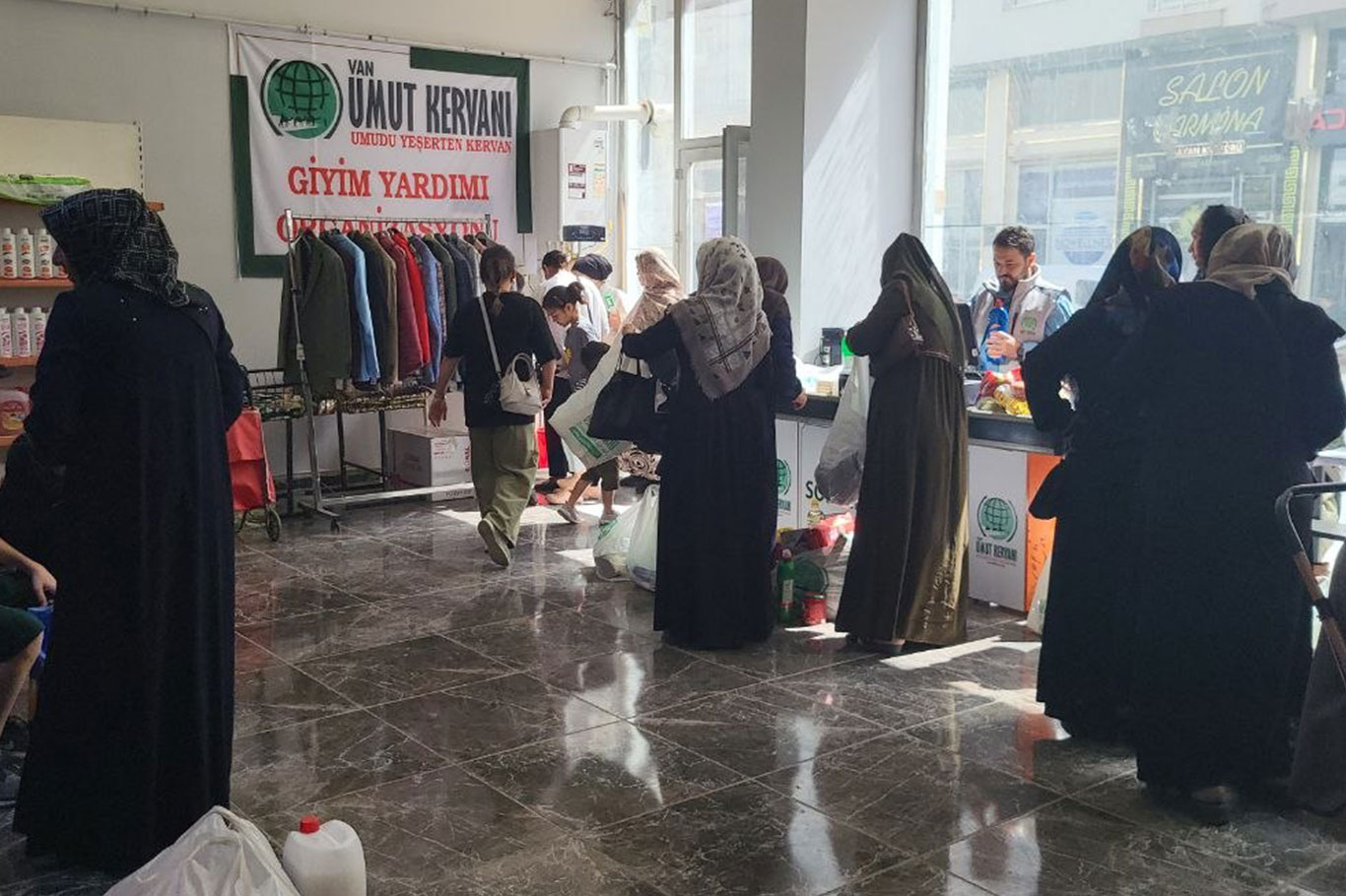 Van'da Umut Kervanı'ndan ihtiyaç sahibi ailelere yardım 