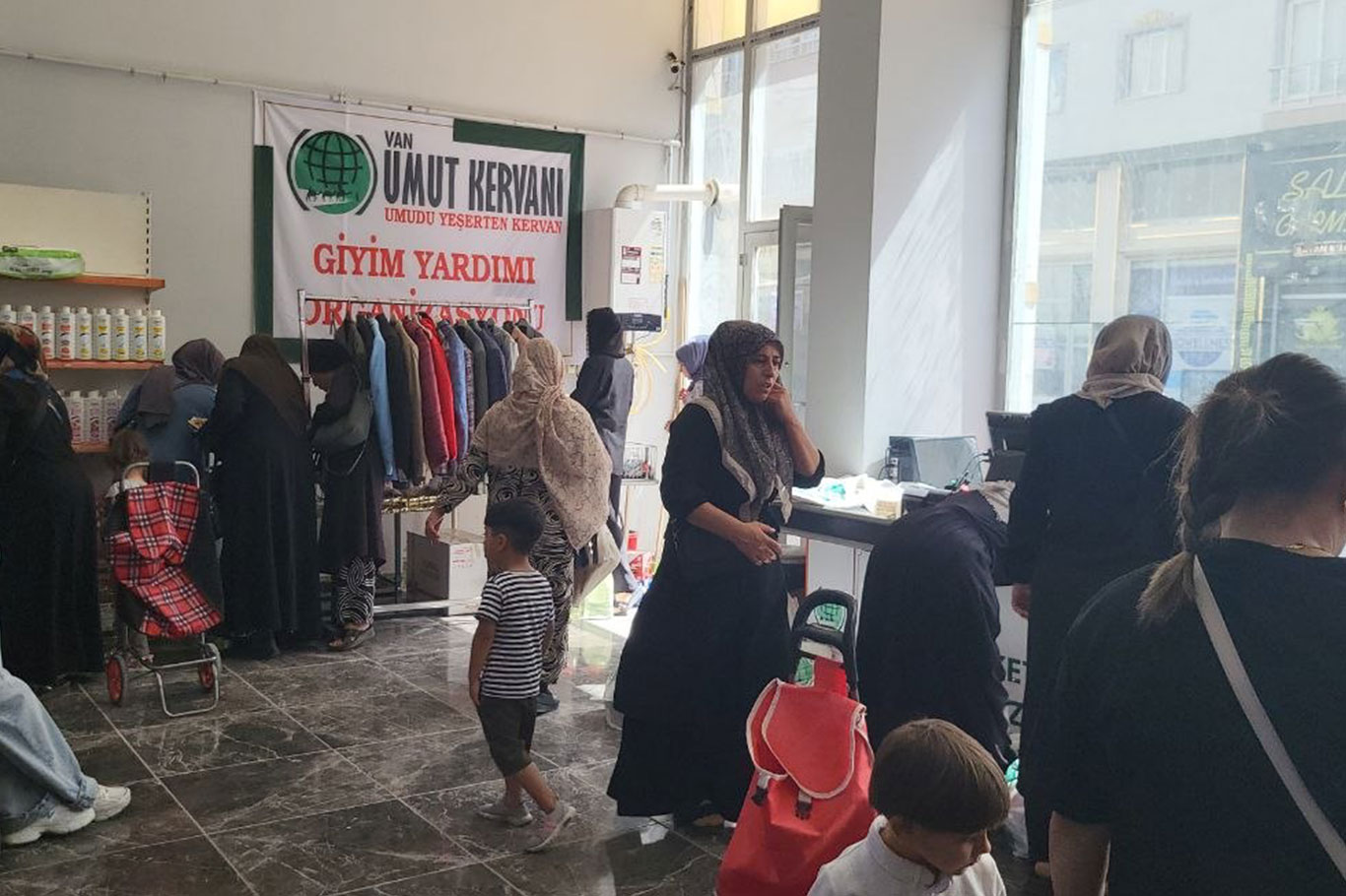 Van'da Umut Kervanı'ndan ihtiyaç sahibi ailelere yardım 