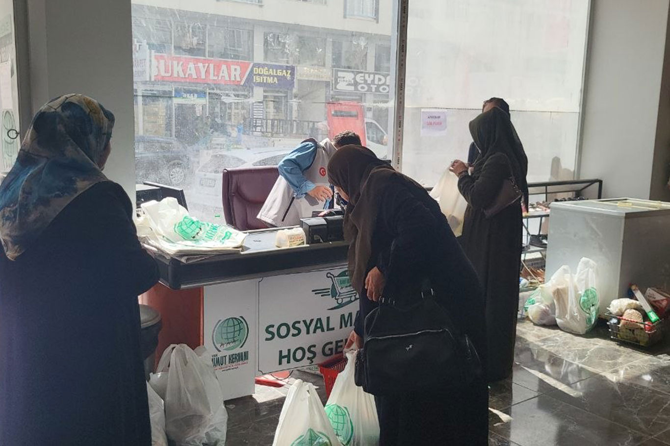 Van'da Umut Kervanı'ndan ihtiyaç sahibi ailelere yardım 