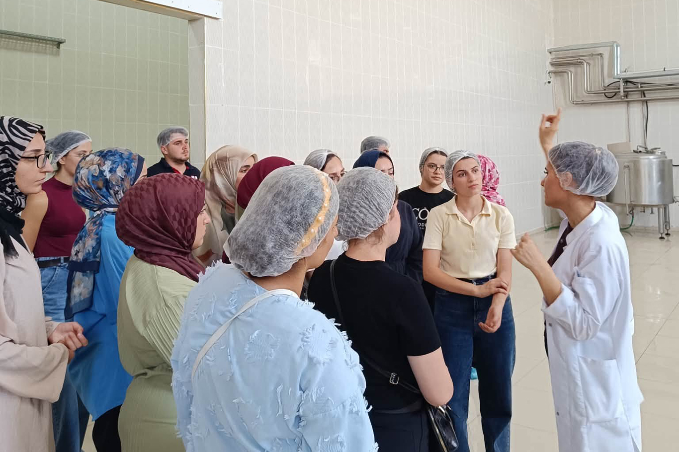 Stajyer öğrenciler süt fabrikasında üretim süreçlerini inceledi