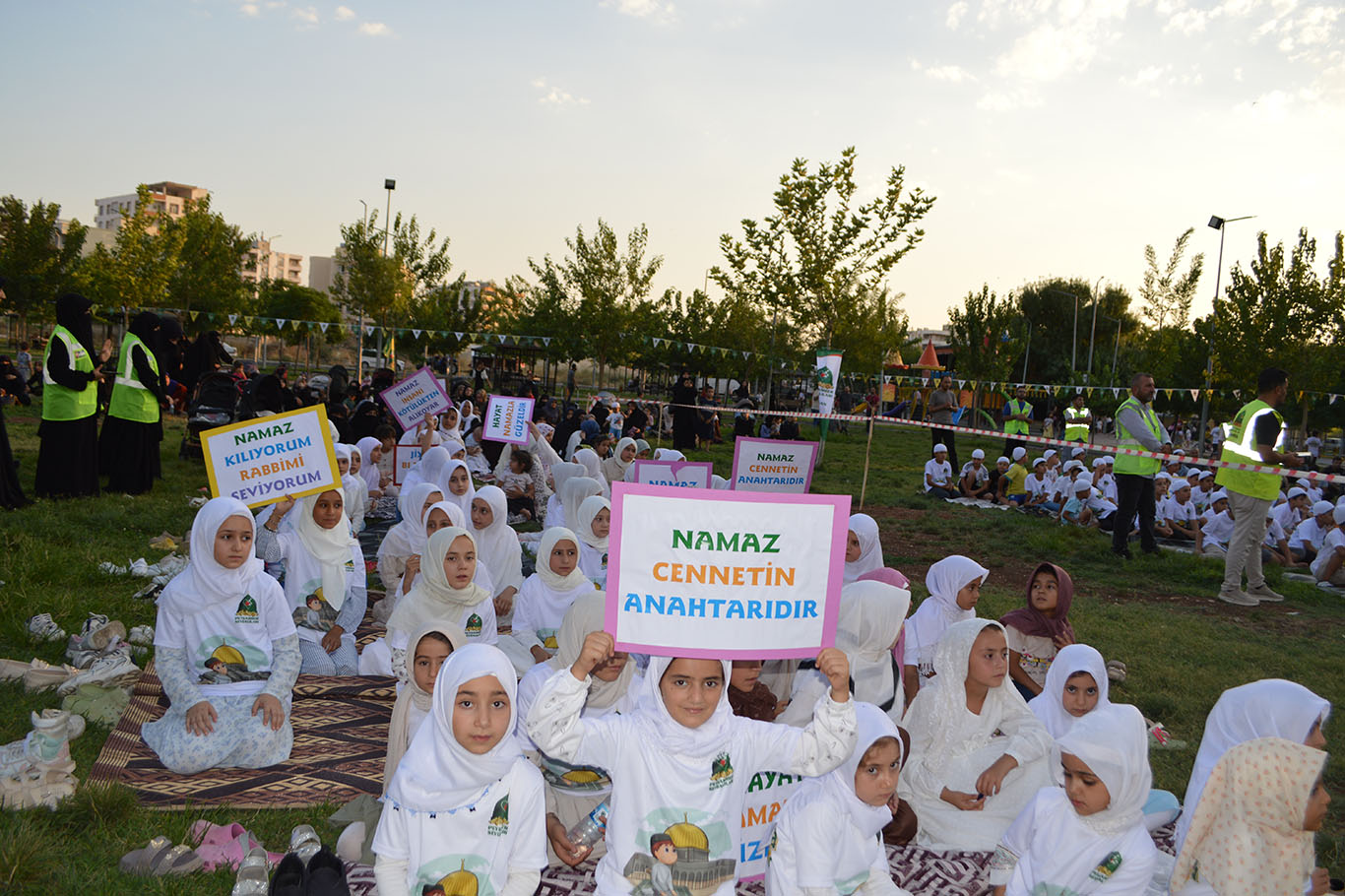 Şanlıurfa'da çocuklar "Hayat Namazla Güzeldir" etkinliğinde buluştu