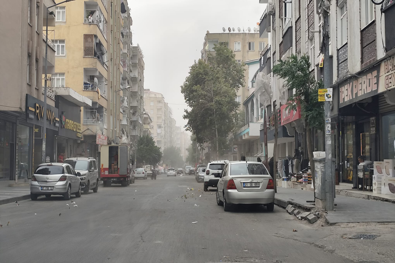 Diyarbakır'da toz fırtınası etkili oldu