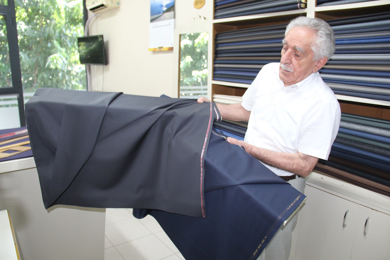 79 yaşında hâlâ ipliği iğneye kendi takıyor: 66 yıllık terzinin meslek aşkı