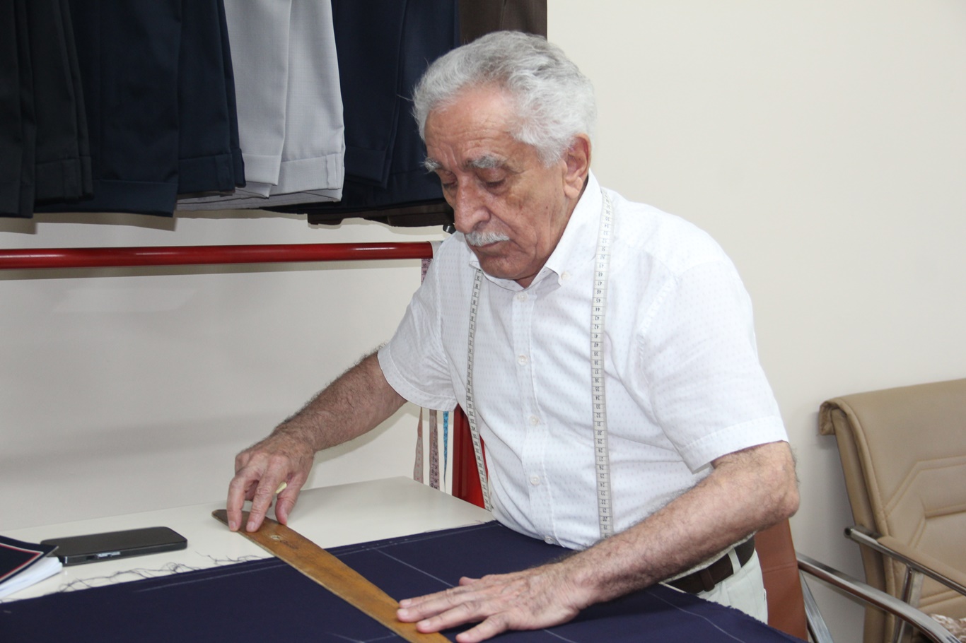 79 yaşında hâlâ ipliği iğneye kendi takıyor: 66 yıllık terzinin meslek aşkı