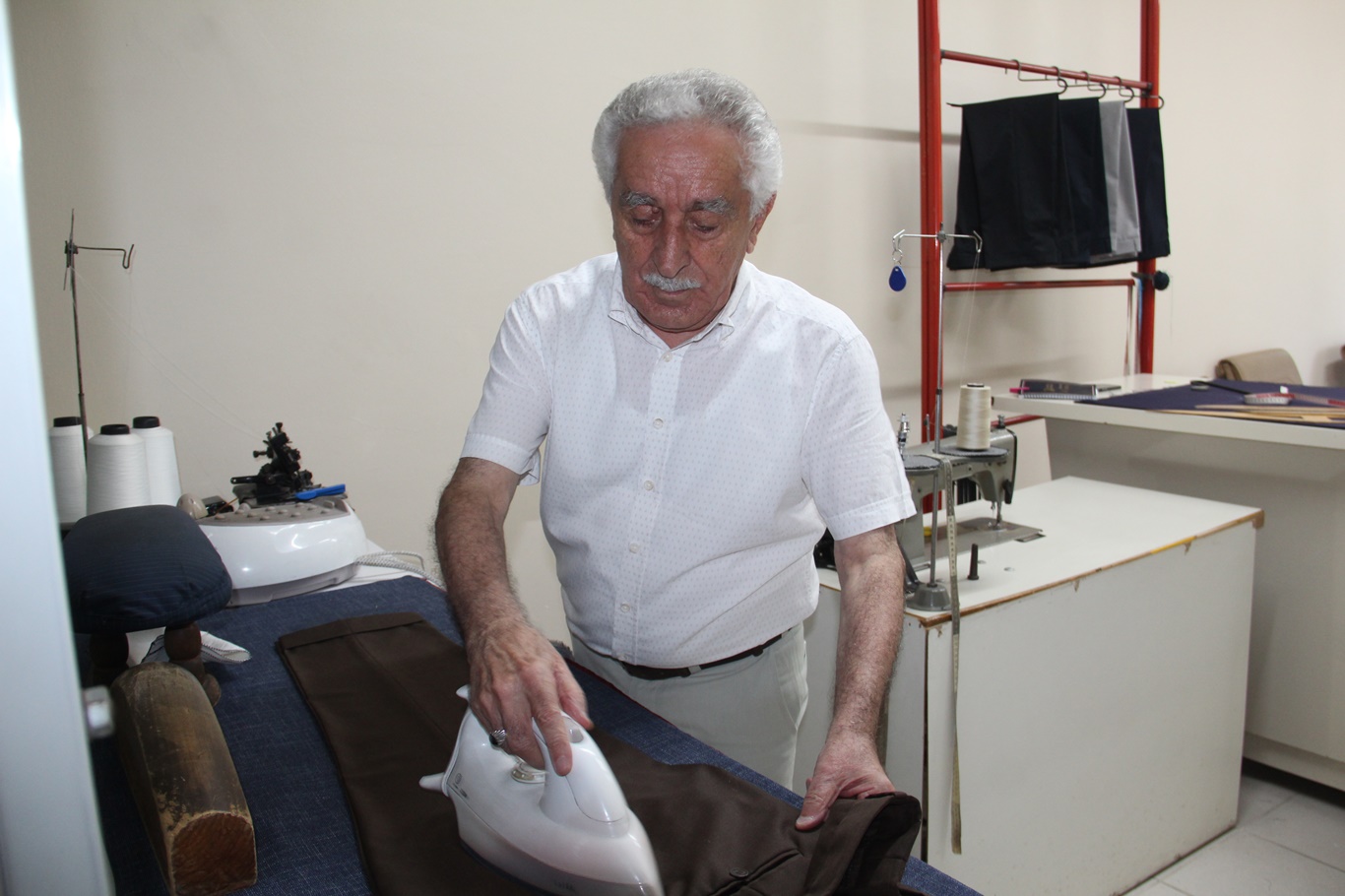 79 yaşında hâlâ ipliği iğneye kendi takıyor: 66 yıllık terzinin meslek aşkı