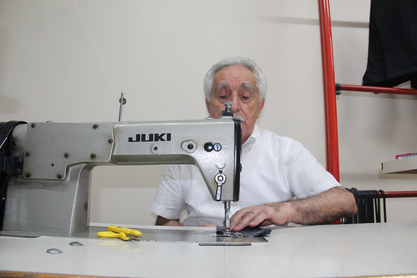 79 yaşında hâlâ ipliği iğneye kendi takıyor: 66 yıllık terzinin meslek aşkı