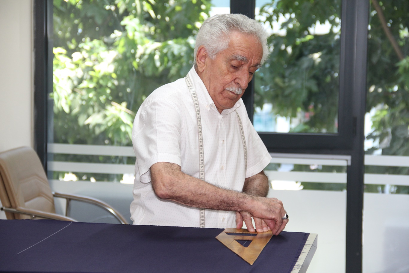 79 yaşında hâlâ ipliği iğneye kendi takıyor: 66 yıllık terzinin meslek aşkı