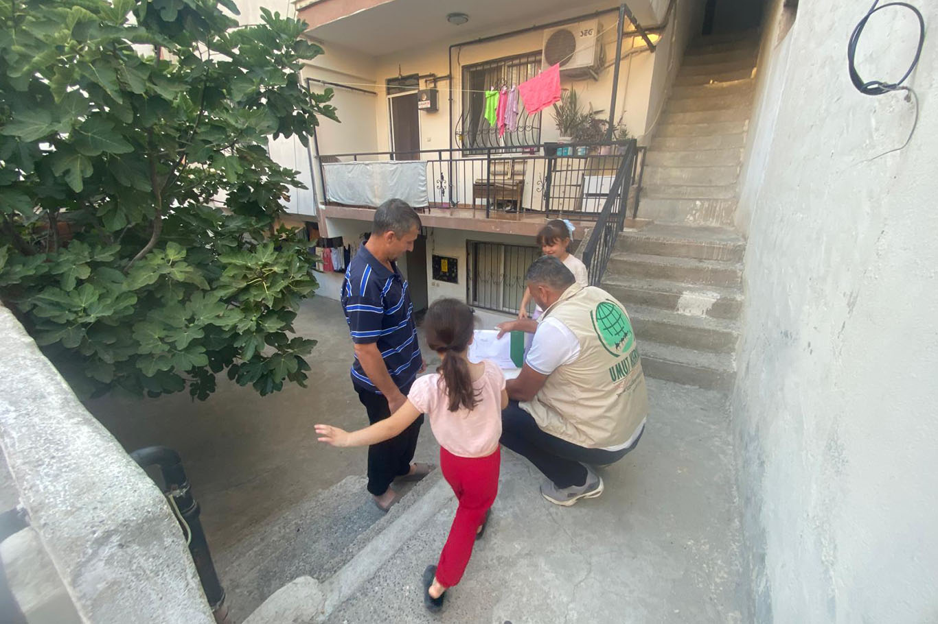 İzmir Umut Kervanı onlarca aileye gıda yardımında bulundu