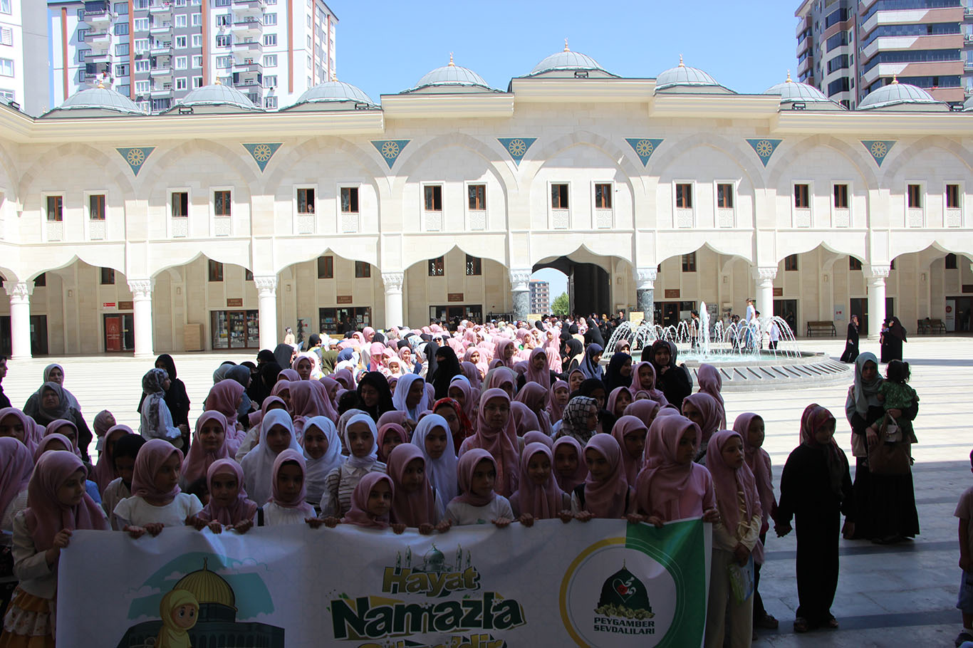 Gaziantep'te "Hayat Namazla Güzeldir" etkinliği: Yüzlerce çocuk Millet Camii'nde buluştu