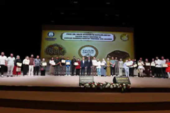 Gaziantep'te "Evlilik Okulunu" tamamlayan 951 çift sertifikalarını aldı