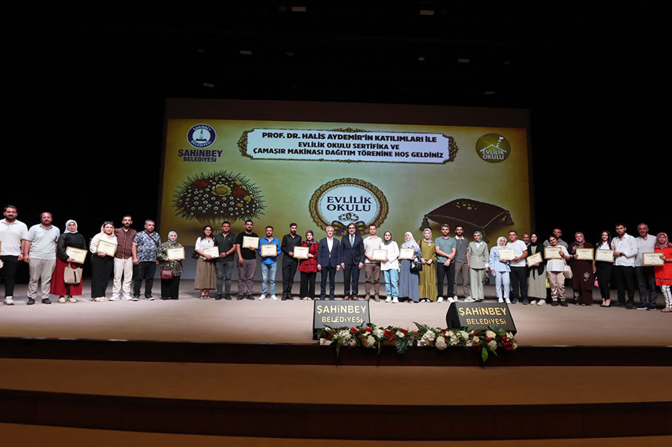Gaziantep'te "Evlilik Okulunu" tamamlayan 951 çift sertifikalarını aldı