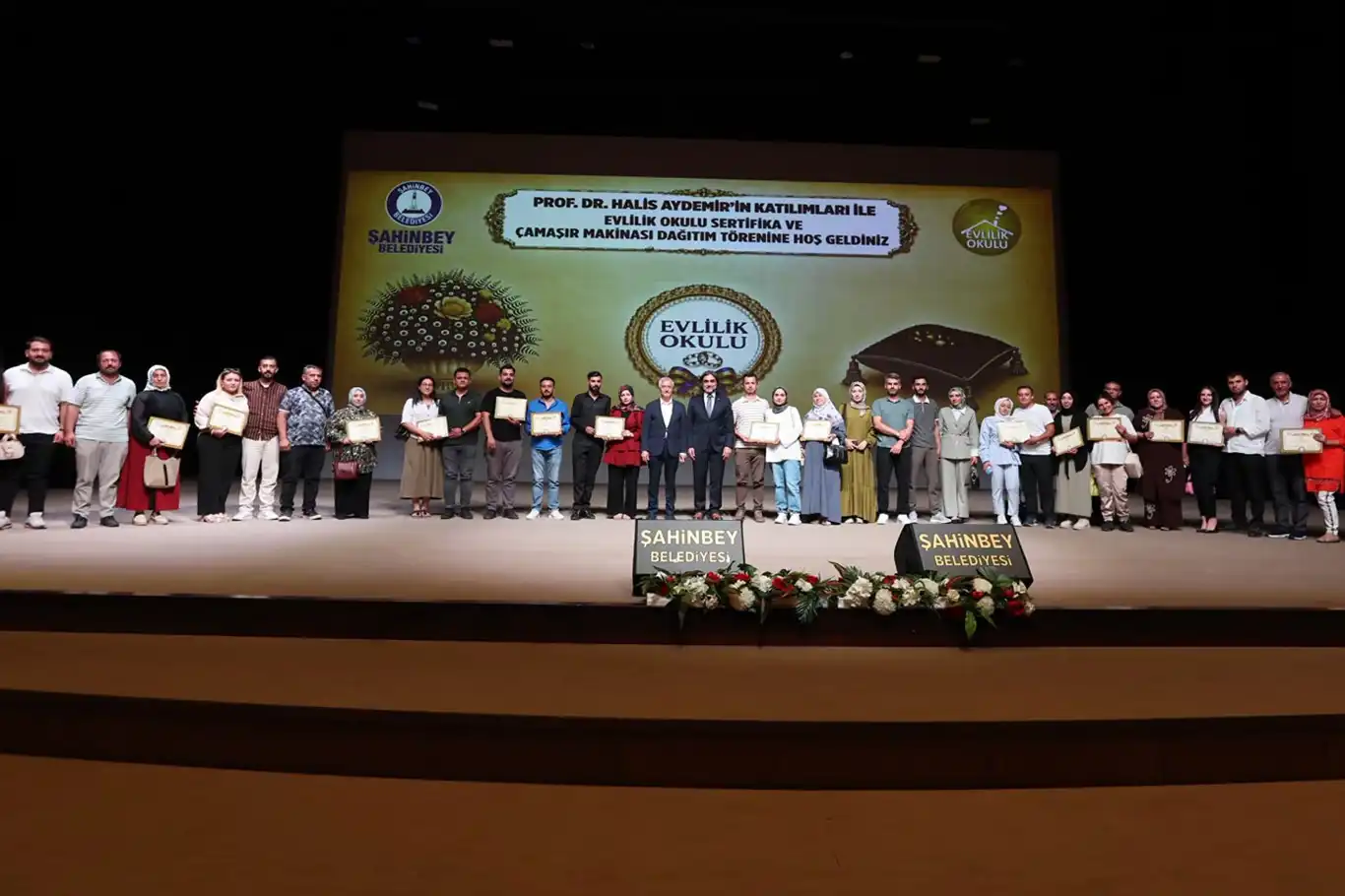 Gaziantep'te evlilik okulunu tamamlayan 951 çift sertifikalarını aldı