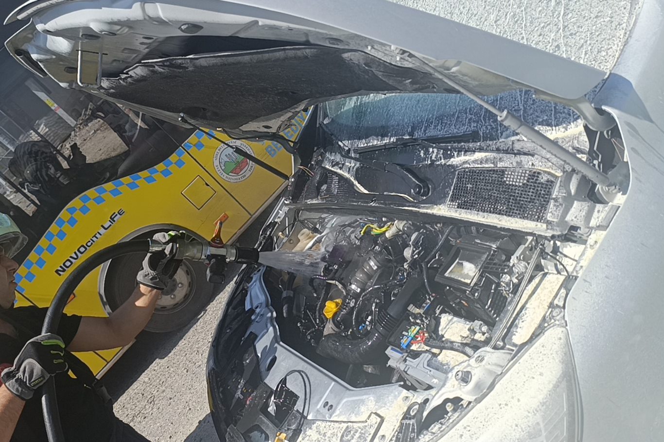 Siirt'te seyir halindeki kamyonette yangın çıktı