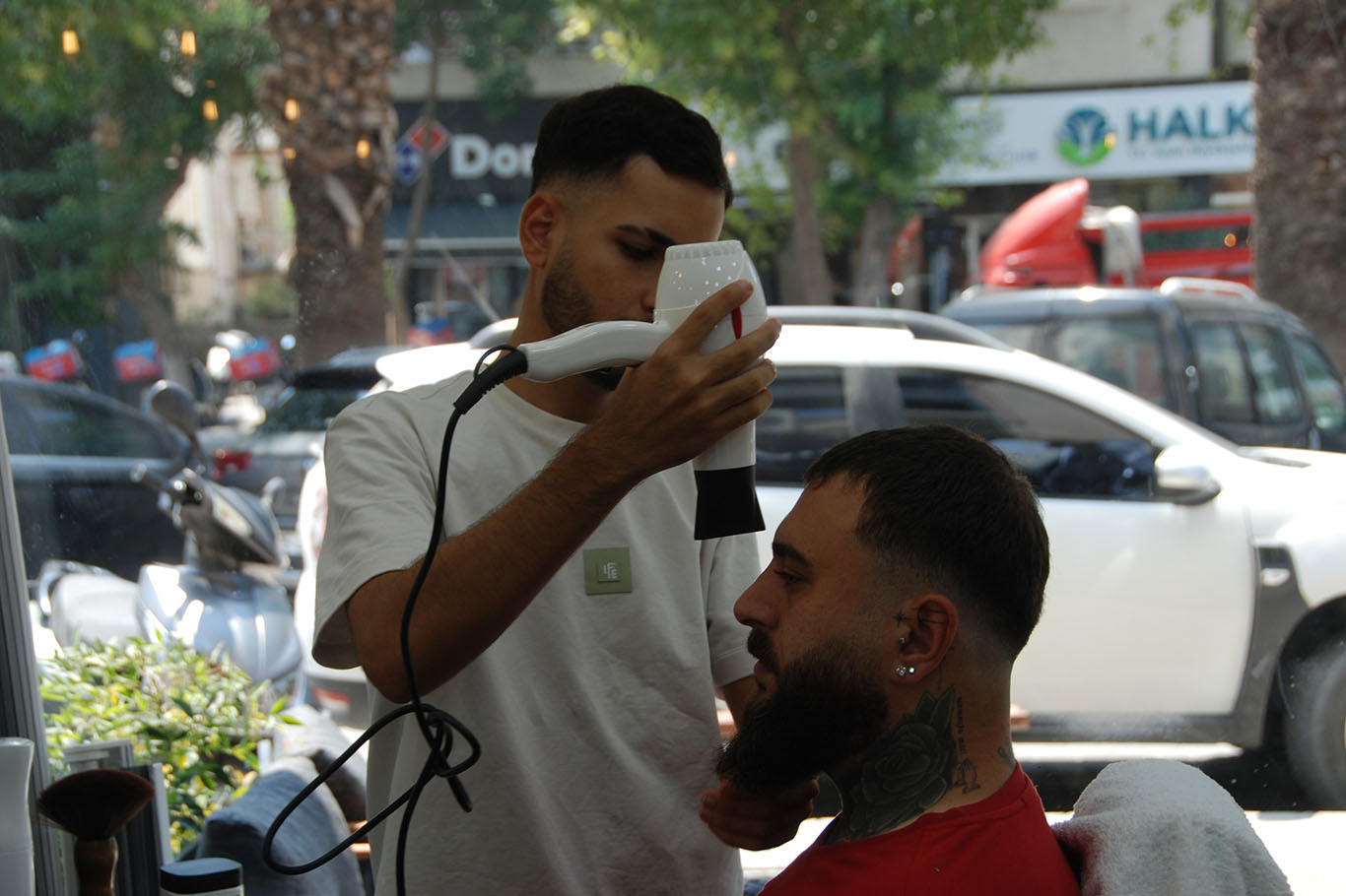 İzmir'de berberler fiyat artışlarına rağmen vatandaşın bütçesini gözetiyor