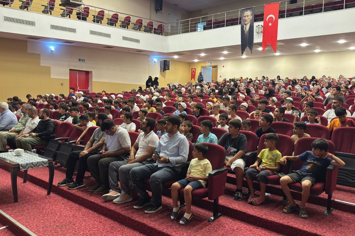 Adana'da yüzlerce öğrenci yaz okulunun kapanışında buluştu