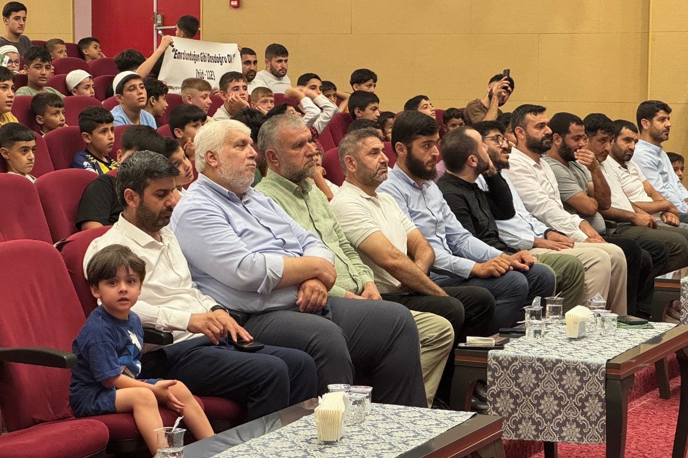 Peygamber Sevdalıları Vakfı tarafından Adana’da düzenlenen yaz okullarının kapanış programına yüzlerce öğrenci katıldı.