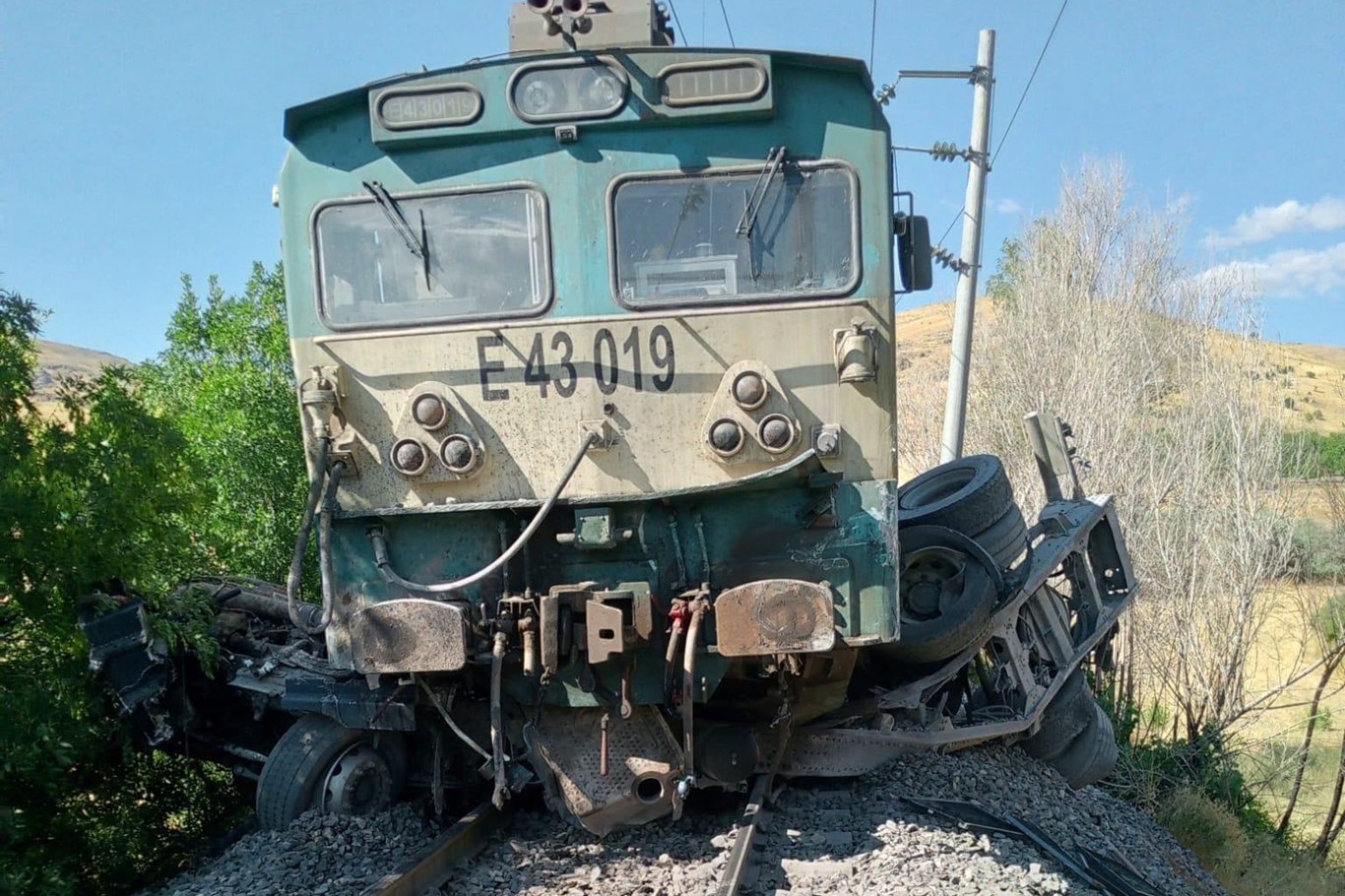 Hemzemin geçitte yük treni kamyona çarptı: 1 yaralı