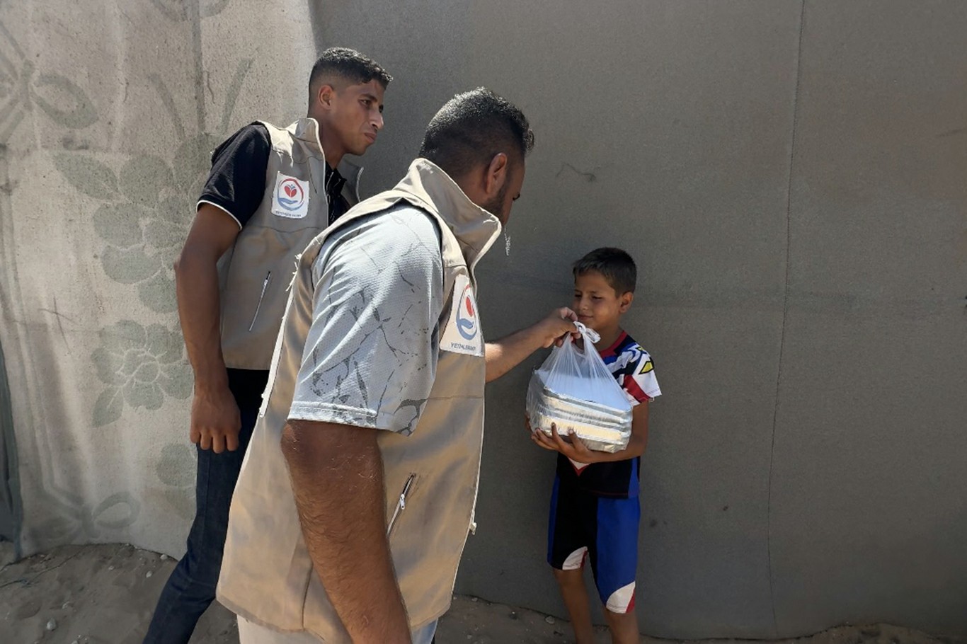 Yetimler Vakfı'ndan Gazze'de her gün sıcak yemek yardımı devam ediyor