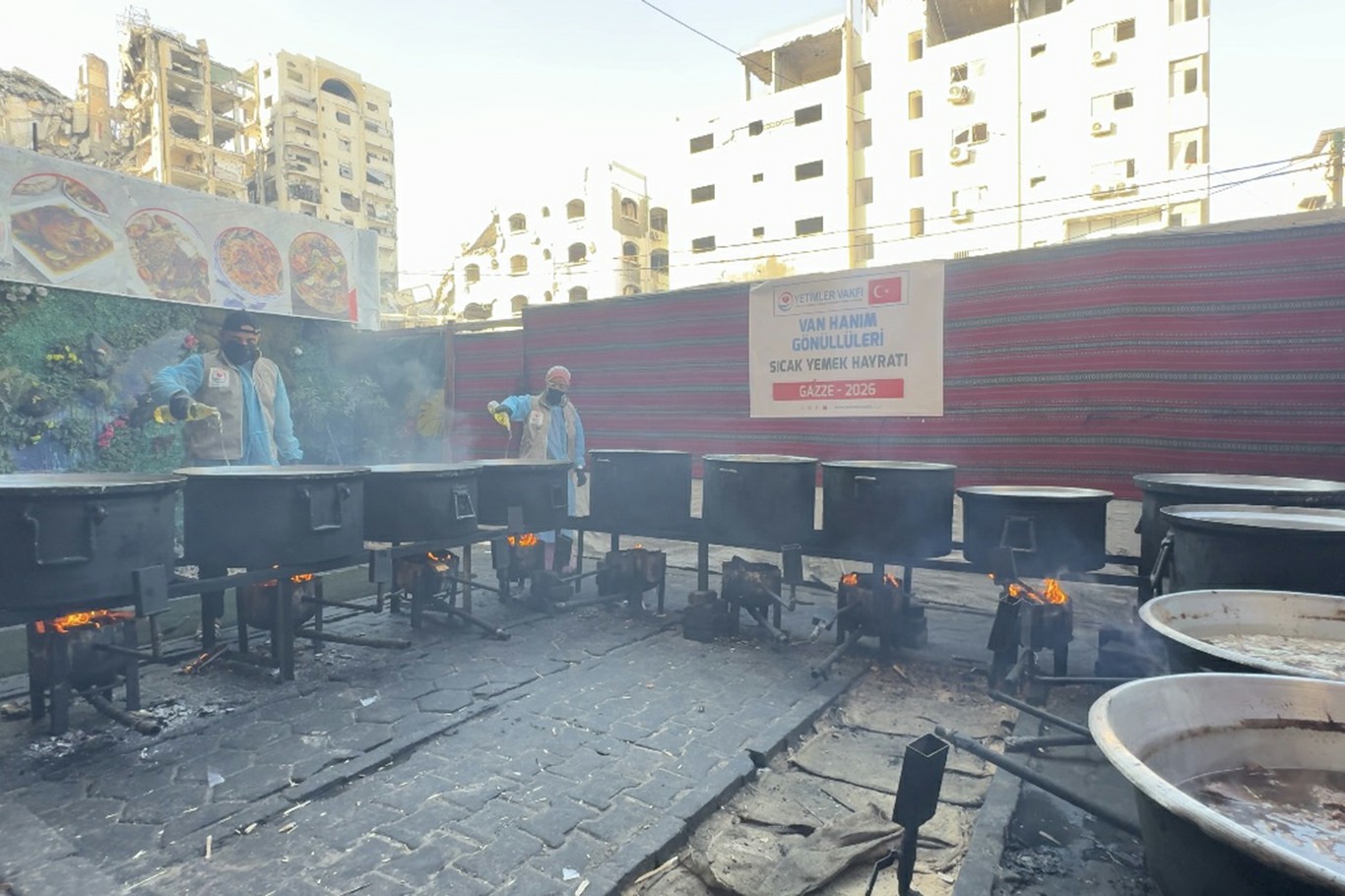 Yetimler Vakfı'nın Gazze'de her gün sıcak yemek yardımı devam ediyor