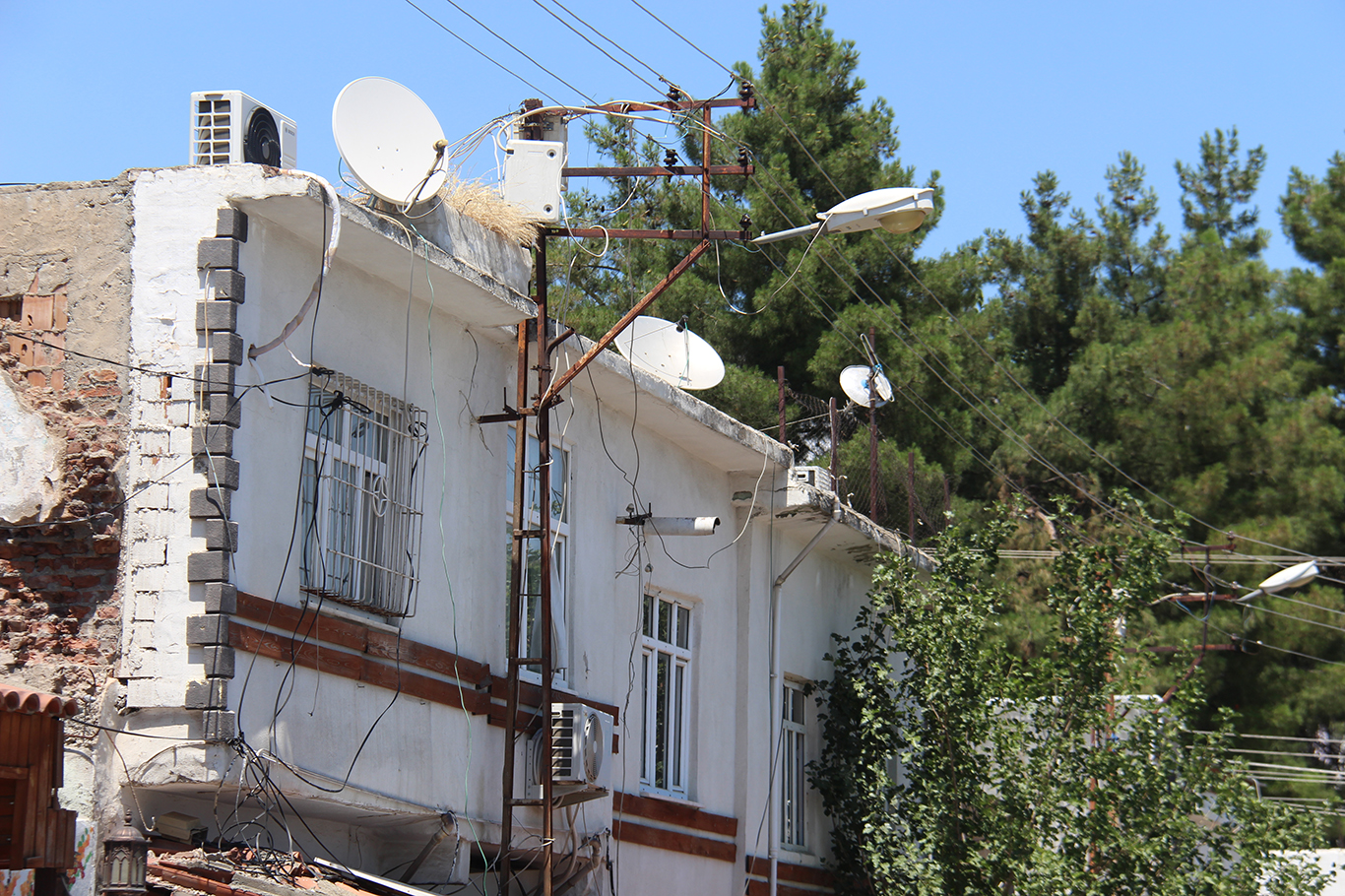 Eğil’de bitmeyen elektrik kesintileri halkı mağdur ediyor