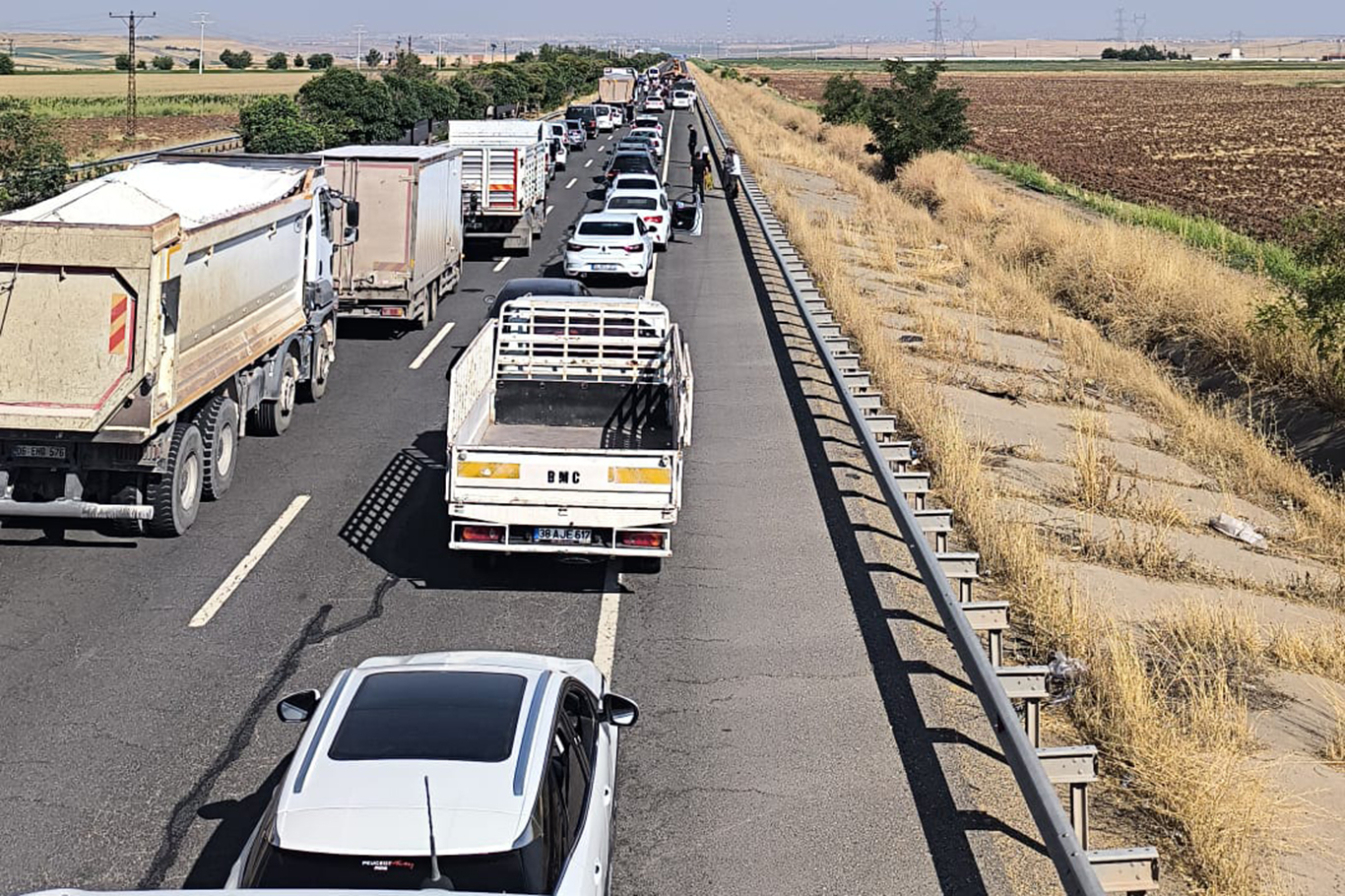 Mînîbus û traktora ku petêx hildigirt li hev ketin: 2 mirî, 6 birîndar