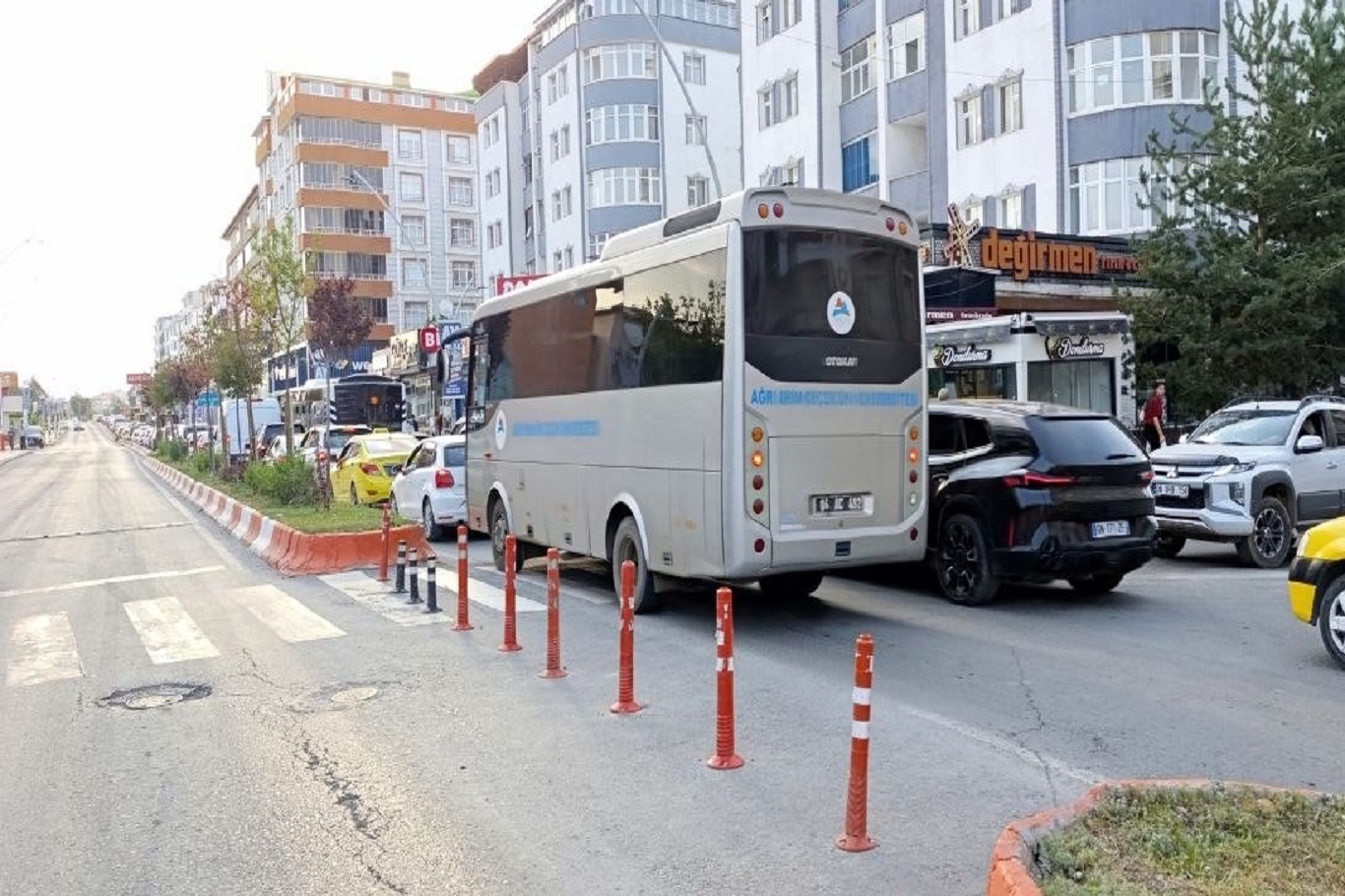 Şehirin bir çok noktasında bırakılan dubalar geçişleri zorlaştırdı