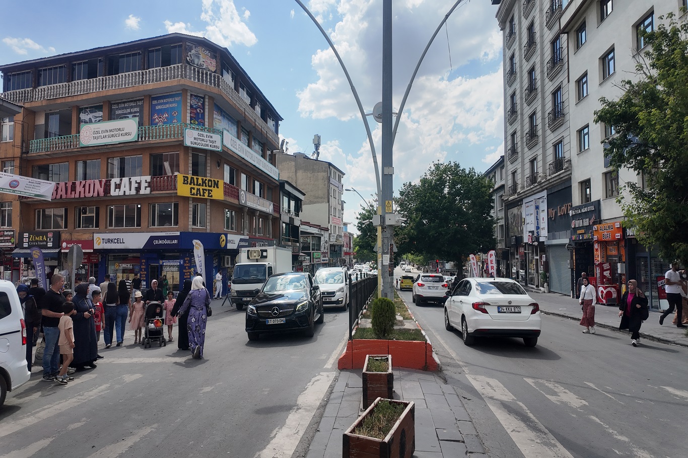 İki önemli cadde arasında yapılacak alt geçit trafiği bir nebze rahatlatacaktır