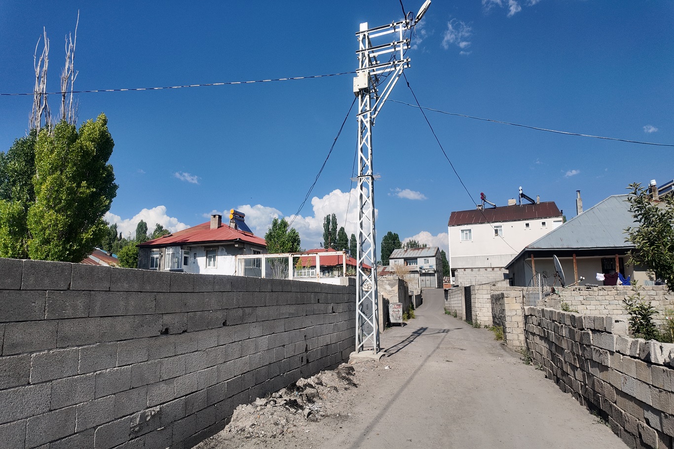 Elektrik dağıtım şirketinin iki yıl önce atılan asfaltı kazarak yeni direkleri dökmesi asfaltı tamamen işlevsiz hale getirdi