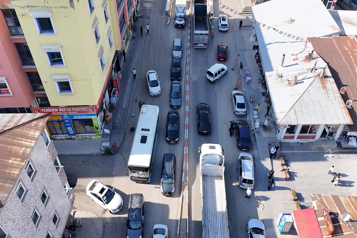Tır, kamyon gibi ağır vasıtaları mesai saatlerinde şehir merkezi tarafiğini kilitliyor