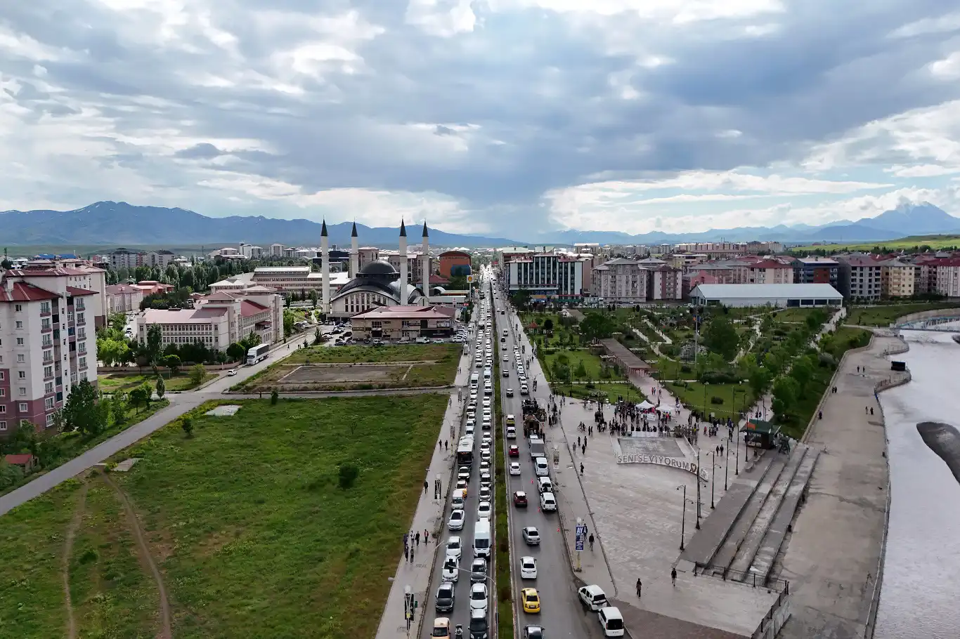 Ağrı trafiği alarm veriyor, kısa mesafeler çileye dönüşüyor, çözüm mühendislik aklında!