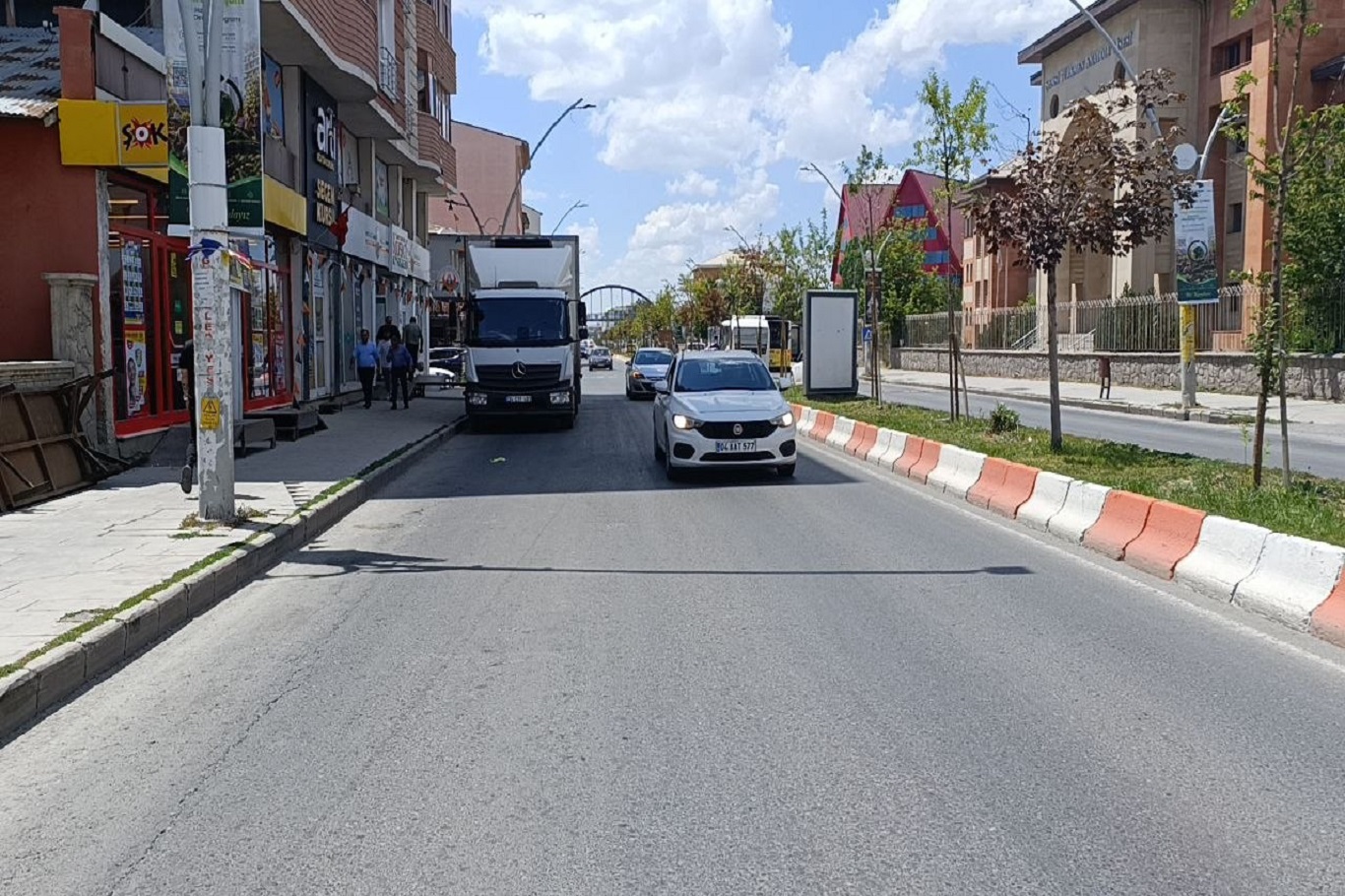 Ana caddelerde mesai saatleri içinde yapılan parklar trafiği olumsuz etkiliyor