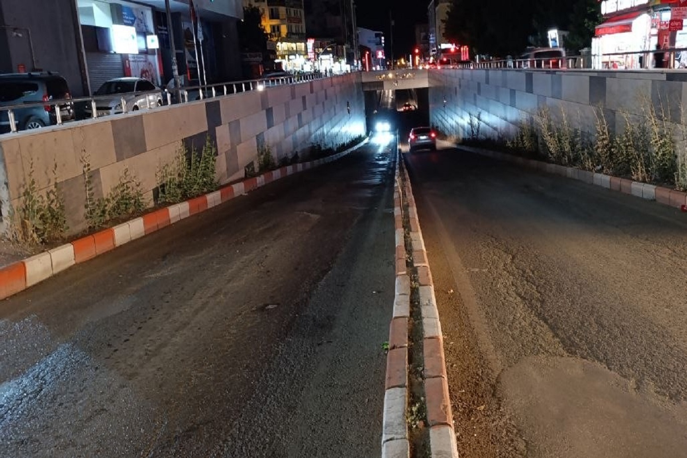 Dörtyol Kavşağında bulunan batçık bakımsızlıktan dolayı geceleri karanlık içinde kalıyor