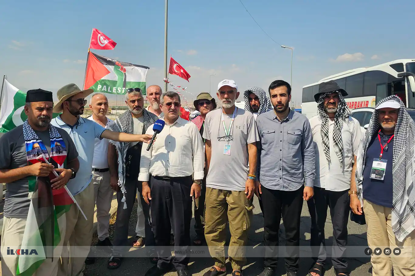 هودا پار سەردانی کاروانی فەلەستین دەکات کە لە دەروازەی ئیبراهیم خەلیل ڕێگریان لێکراوە