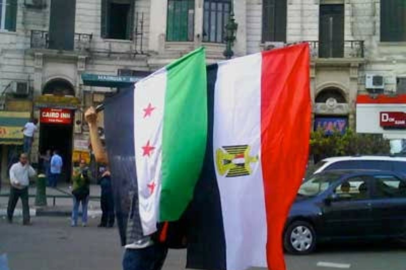السفارة السورية تدعو مواطنيها في مصر إلى تسوية أوضاعهم