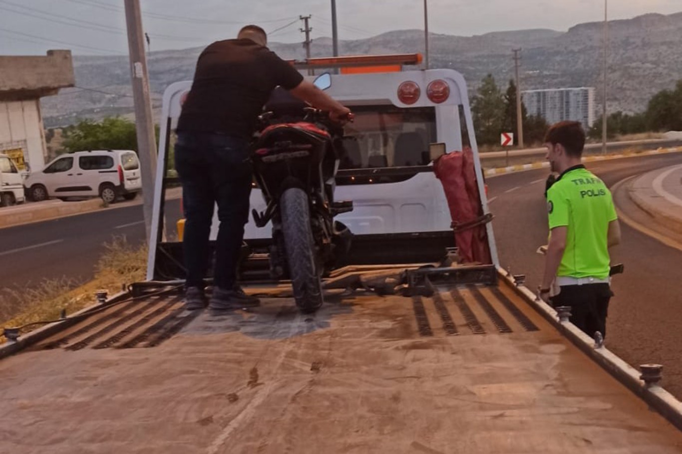 Mardin'de motosiklet elektrik direğine çarptı: Sürücü ağır yaralandı 