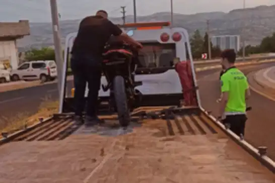 Motosiklet elektrik direğine çarptı: Sürücü ağır yaralandı 
