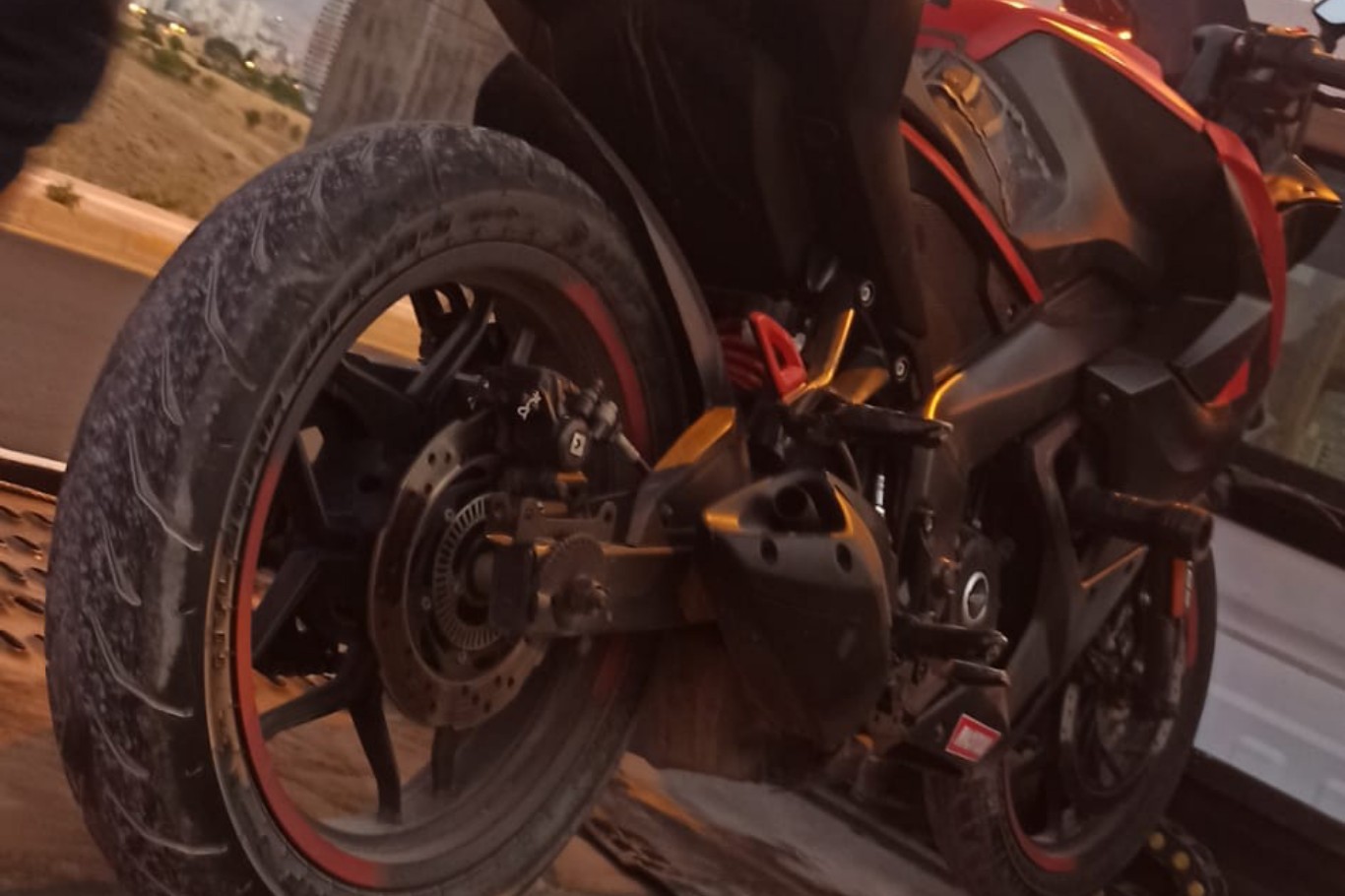 Mardin'de motosiklet elektrik direğine çarptı: Sürücü ağır yaralandı 