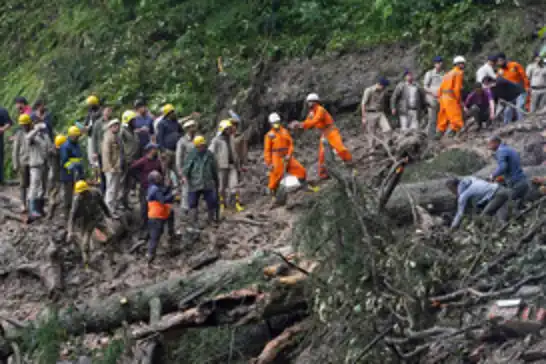 Hindistan'da şiddetli yağışlar heyelana yol açtı: 4 ölü, 5 kayıp