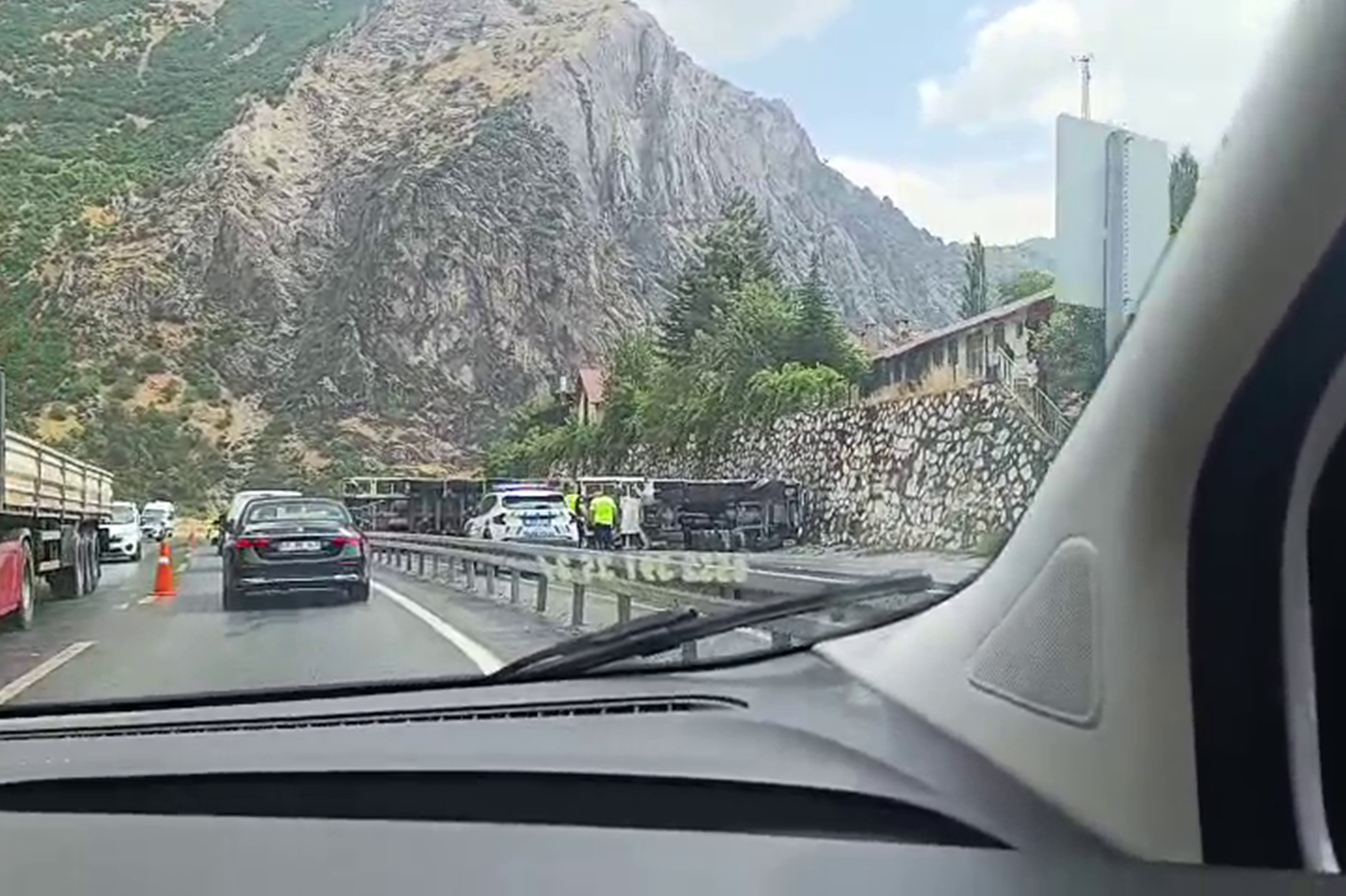 Siirt-Bitlis yolunda tır devrildi: Kilometrelerce araç kuyruğu oluştu