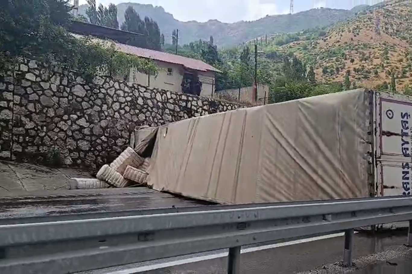 Siirt-Bitlis yolunda tır devrildi: Kilometrelerce araç kuyruğu oluştu
