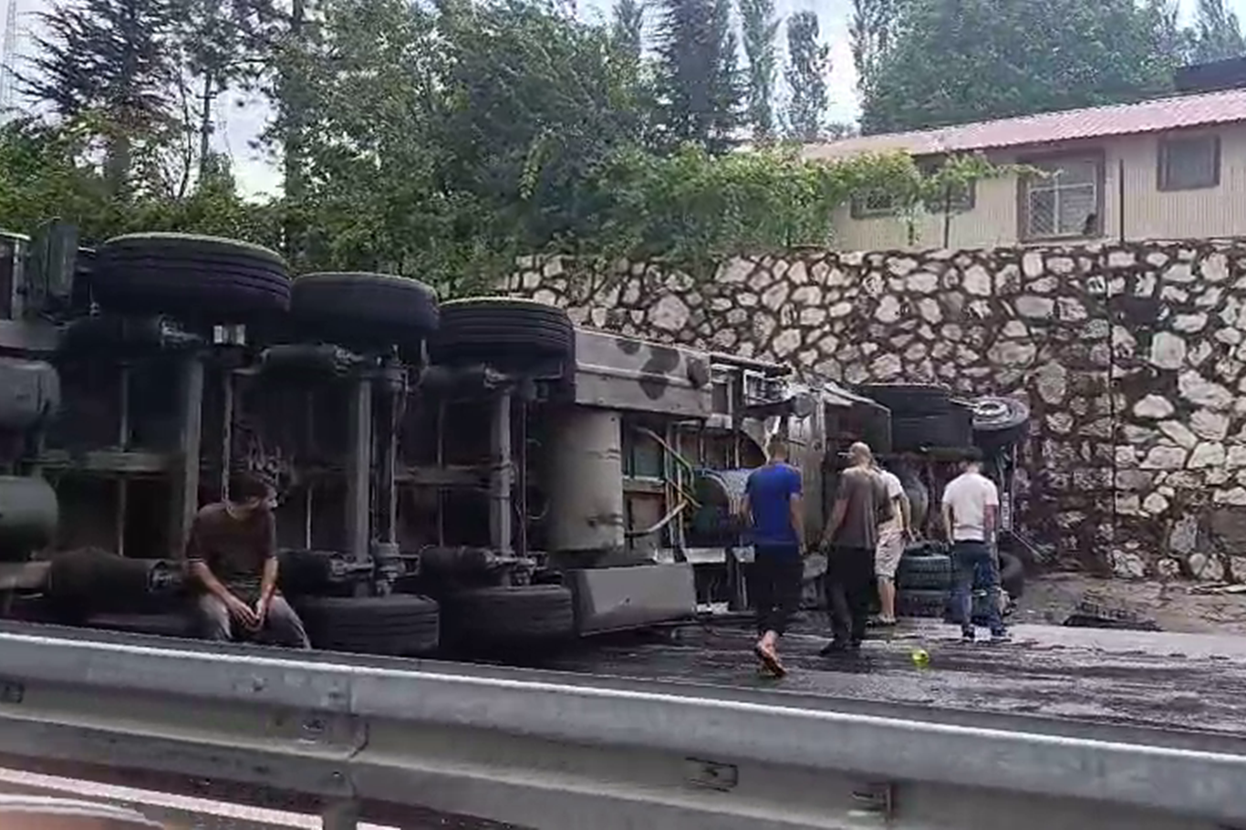 Siirt-Bitlis yolunda tır devrildi: Kilometrelerce araç kuyruğu oluştu