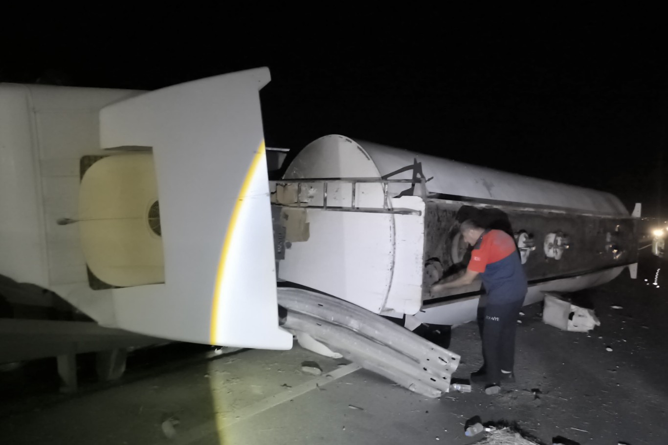 Tanker demir bariyeri biçti:  Sürücü yaralandı 