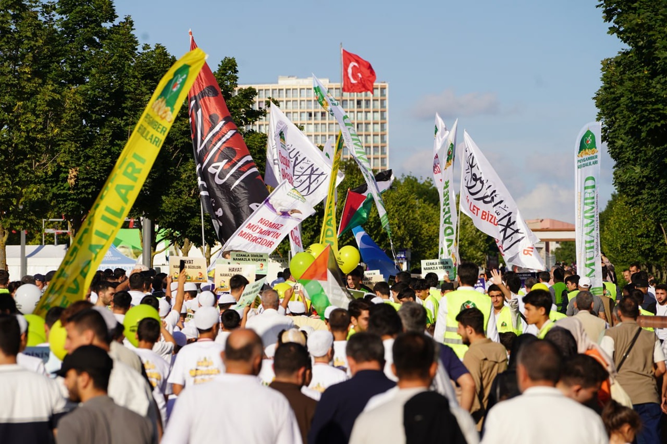 "Hayat Namazla Güzeldir" programı İstanbul'da yoğun katılımla gerçekleşti