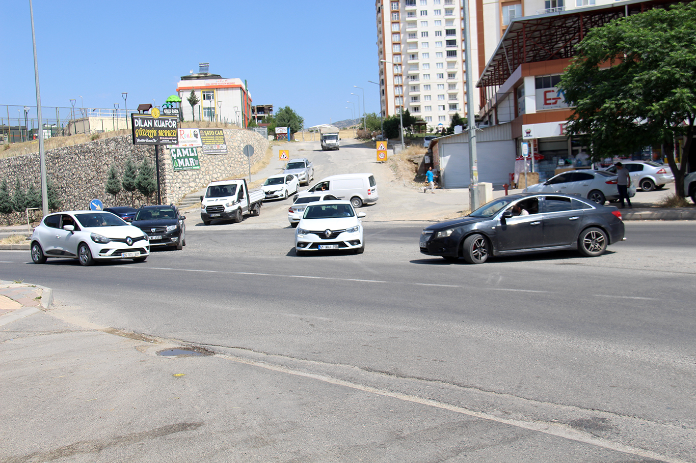 Silvan'da kontrolsüz kavşak kazalara davetiye çıkarıyor
